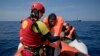 Član organizacije Open Arms spasava migrante u Mediteranu (arhivski snimak)
