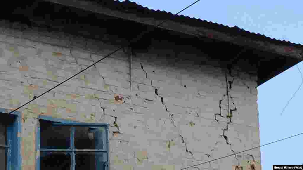 Au moins deux personnes sont mortes, plusieurs maisons se sont écroulées et d'autres, fissurées après le séisme qui a secoué le Sud-Kivu, 8 août 2015 