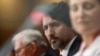 Justin Trudeau lors d'une conférence de presse avec des ministres à la Colline du Parlement à Ottawa, Ontario, Canada, 1er mai 2020. (Reuters)