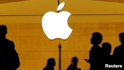 FOTO ARSIP – Pelanggan melintas toko Apple di Grand Central Station, New York, NY, AS, 1 Agustus 2018 (foto: Reuters/Lucas Jackson/Foto Arsip)