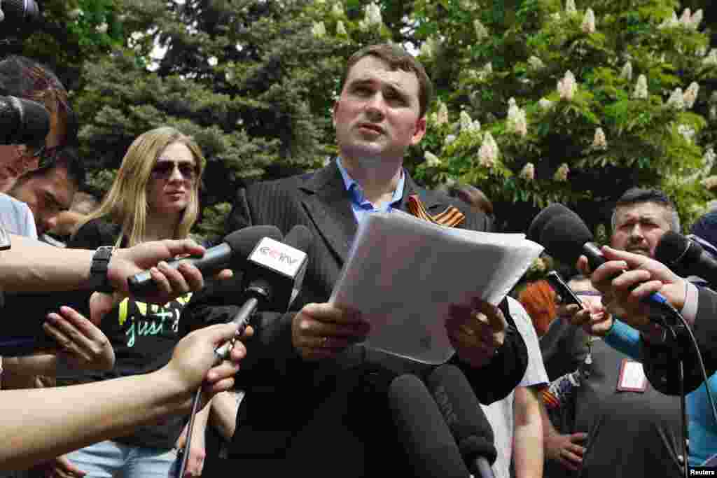 Alexander Malykhin, head of a local election committee, announces the results of the referendum on the status of Luhansk region, in Luhansk, Ukraine, May 12, 2014.