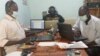 Des journalistes cherchant désespérément la connexion au desk (VOA/André Kodmadjingar)