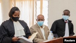 Paul Ruseesaa-bagiina abukaatota isaa wajjin 
