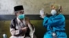 Lili Dinata, 72 tahun, warga Desa Sindanglaya, bersiap menerima dosis pertama vaksin COVID-19, saat melakukan vaksinasi door-to-door di Kabupaten Cianjur, Jawa Barat, 15 Juni 2021. (Foto: REUTERS /Willy Kurniawan)