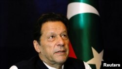 تېر کال په پينځم اګست د اسلام اباد د سېشن عدالت جج همايون دلاور د توشه خانې په قضیه کې عمران خان ته د درېو کالو بند سزا اورولې وه، او د هغې راهسې عمران خان په جېل کې بندي دی. (فایل فوټو)