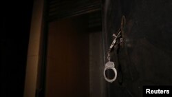 Menottes à l'intérieur d'une prison qui, selon les militants des Forces démocratiques syriennes (SDF) appartenaient à des militants de l'État islamique, à Manbij, dans le gouvernorat d'Alep, en Syrie.