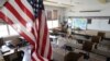 Ruang kelas di St. Benedict School, Montebello, dekat Los Angeles, California, AS, dilengkapi dengan pembagi jarak sosial untuk siswa untuk persiapan kegiatan belajar di tengah pandemi Covid-19, 14 Juli 2020. (REUTERS / Lucy Nicholson)
