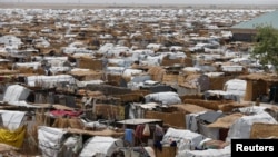 Des huttes et des hangars du camp de personnes déplacées à Gamboru / Ngala à Borno, au Nigéria, le 27 avril 2017.
