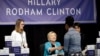 Hillary Clinton pada acara peluncuran buku barunya, "What Happened", di toko buku Barnes & Noble di New York, Selasa (12/9). 