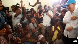 Sekjen PBB Ban Ki-Moon (kanan) berbicara dengan warga yang rumahnya rusak akibat badai Matthew di Les Cayes, Haiti hari Sabtu (15/10).