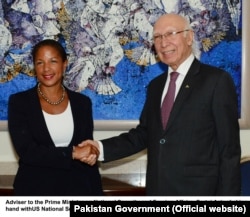 Advisor to the Prime Minister on National Security and Foreign Affairs, Sartaj Aziz shake hand with U.S. National Security Advisor Susan Rice in Islamabad, Pakistan, Aug. 30, 2015.