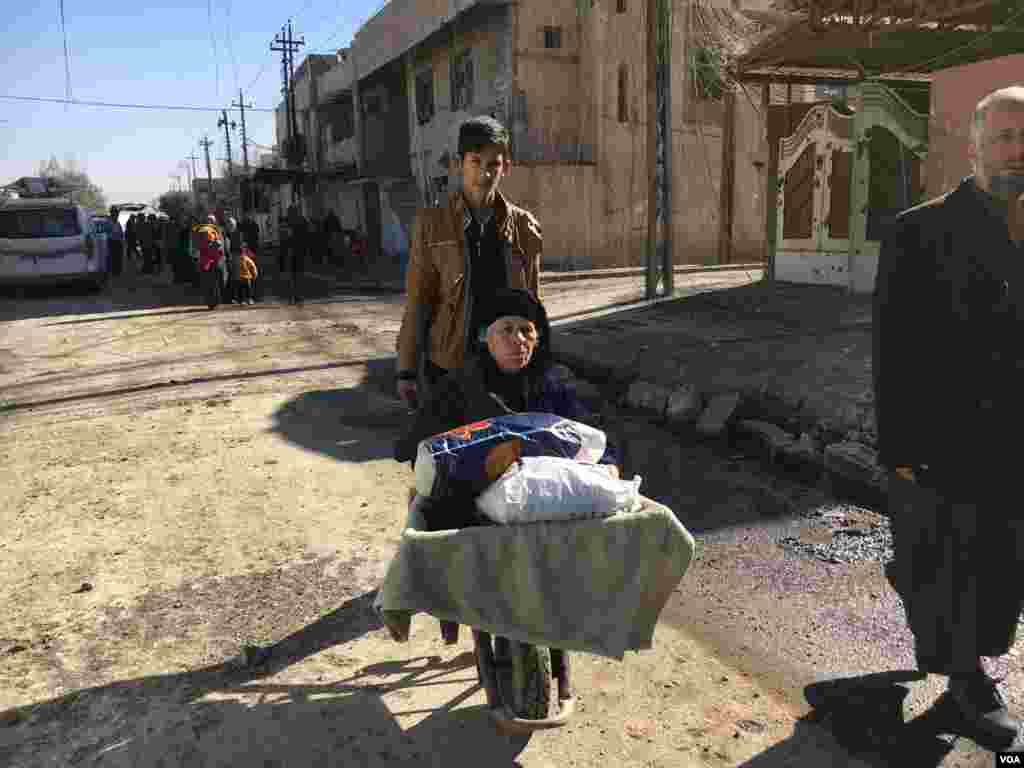 Tsofaffi &#39;yan gudun hijira na tura baro a Mosul, kasar Iraqi, Janairu 13, 2017 &nbsp;