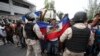 Para pendemo anti-pemerintah memegang bendera Haiti saat bentrok dengan petugas keamanan di Port-au-Prince, Haiti, 20 Oktober 2019. 