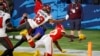 Un joueur de Kansas City Chiefs (maillot rouge) tente de récupérer une passe dans la surface de réparation de Tampa Bay durant le Super Bowl, le 7 février 2021. 