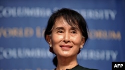 Anggota parlemen Myanmar Aung San Suu Kyi berpidato di Perpustakaan Low Memorial Universitas Columbia di New York, 22 September 2012. (Foto: dok).