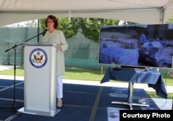 Američka ambasadorica Maureen Cormack se obraća povodom mjerenja kvaliteta sarajevskog zraka u krugu Ambasade SAD