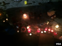 In a park by the scene of the attack, locals still gather nightly to pay respect to the victims in Nice, France, July 19, 2016. (H. Murdock/VOA)