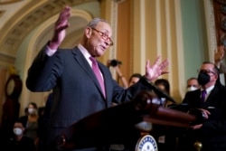 Pemimpin Mayoritas Senat Chuck Schumer, D-N.Y., berbicara kepada wartawan di Capitol di Washington, Selasa, 28 September 2021. (Foto: AP)