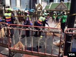 Petugas membersihkan lokasi pemboman di pura Erawan, Bangkok, Thailand (18/8). (Foto: Steve Herman/VOA)