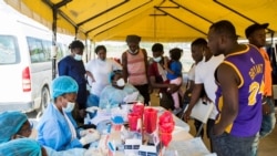 Kelompok migran Haiti yang dideportasi dari AS berkumpul untuk menjalani tes COVID-19 setelah tiba di Bandara Toussaint Louverture International Airport di Port-au-Prince, Haiti, pada 21 September 2021. (Foto: Reuters/Ralph Tedy Erol)