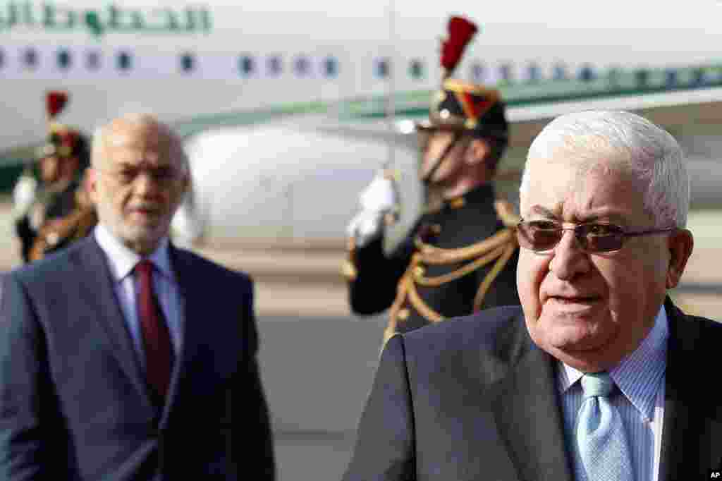 Presiden Irak Fouad Massoum (kanan) diikuti oleh Menlu Ibrahim Al-Jaafari bersama para pejabat Irak tiba di bandara Orly, selatan Paris, Perancis (15/9), untuk menghadiri konferensi penggalangan dukungan untuk Irak dalam upaya memerangi ISIS.