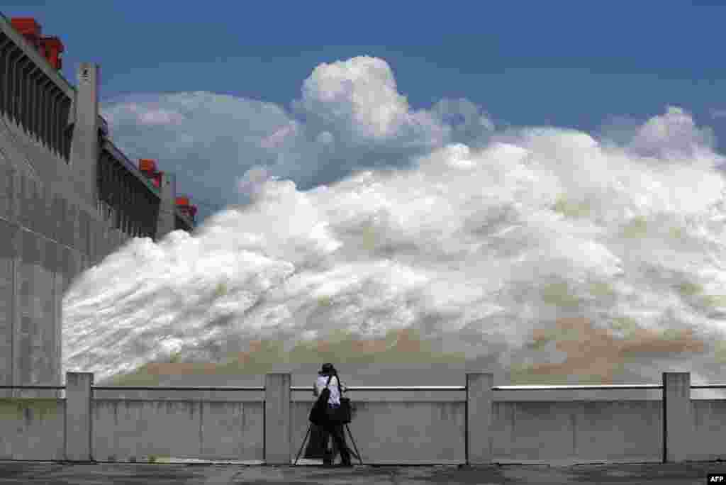 2014年9月3日，湖北宜昌，由于长江上游地区降雨过多，入库水量太大，三峡大坝开闸放水，以降低水库的水位。三峡大坝是否加剧了下游地区涝灾旱灾的问题引起争议。 北大法学教授贺卫方表示：&ldquo;当年论证三峡大坝的好处就是可以有效地控制下游水量。现在的情况正好反过来：下游干旱时，大坝需要蓄水；下游闹水灾时，三峡却需要泄洪。&rdquo; 但三峡工程几个部门主管曾经声称没有泄洪 。专家们也论证三峡水库截住了部分洪水，减轻了下游区域的抗洪压力。