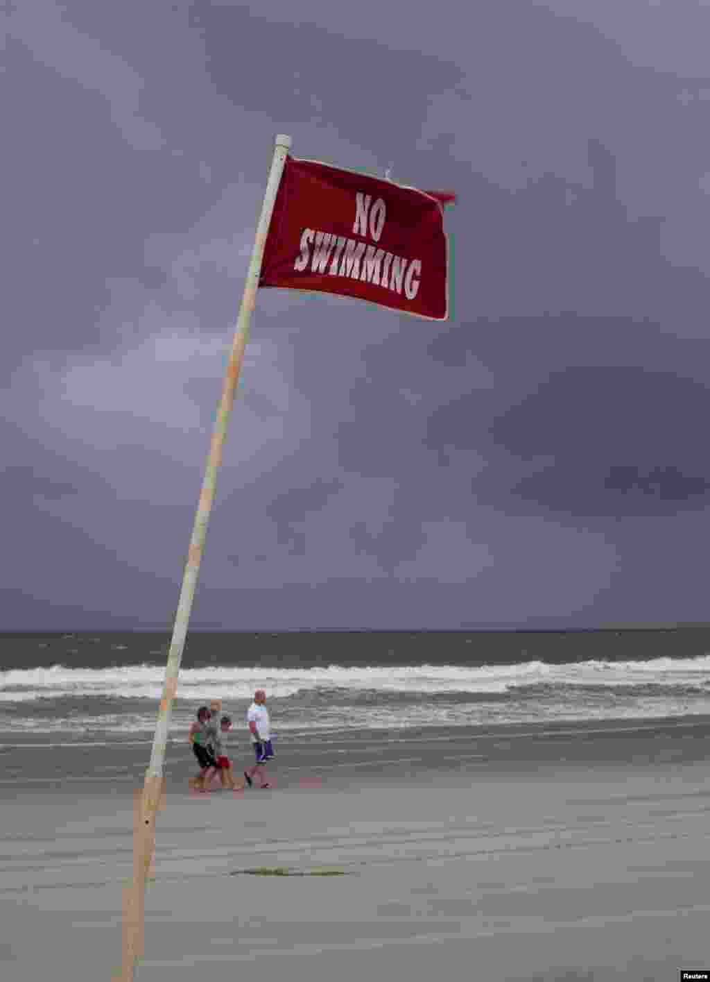 Tanda &quot;Dilarang Berenang&quot; terlihat di Taman Pantai Myrtle untuk mengantisipasi datangnya Badai Arthur di Pantai Myrtle, South Carolina (3/7).&nbsp;(Reuters/Randall Hill)