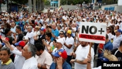  Des manifestants de l'opposition se sont réunis contre le président Nicolas Maduro, à Caracas, au Venezuela, le 15 avril 2017. Des manifestants de l'opposition se sont réunis contre le président Nicolas Maduro, à Caracas, au Venezuela, le 15 avril 2017.