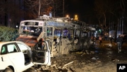 Kendaraan nampak hancur terkena ledakan bom di Ankara, Turki (13/3). 