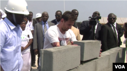 Lionel Messi pose une brique du futur stade de Port-Gentil, juillet 2015.