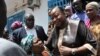 La procureure générale de la Cour pénale internationale (CPI), Fatou Bensouda, rencontre des gens à Conakry, le 4 juillet 2015.