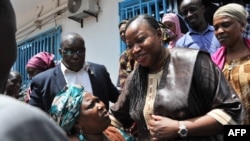 La procureure générale de la Cour pénale internationale , Fatou Bensouda, rencontre la population à Conakry, le 4 juillet 2015.
