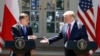Le président Donald Trump et le président polonais Andrzej Duda se serrent la main lors d'une conférence de presse à la Maison Blanche à Washington le 12 juin 2019.