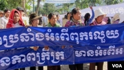 រូបឯកសារ៖ ពលរដ្ឋមកពីសហគមន៍នានាដាក់ញត្តិនៅ​អង្គភាព​ប្រឆាំង​អំពើ​ពុករលួយ​និង​រដ្ឋសភា​កម្ពុជា​នៅ​ទី​ក្រុង​ភ្នំពេញ ​ដើម្បី​ស្វែង​រក​អន្តរាគមន៍​ពី​ស្ថាប័ន​រដ្ឋ​ទាំង​ពីរ​ក្នុង​ការ​ប្រយុទ្ធ​ប្រឆាំង​អំពើ​ពុករលួយ។ (ស៊ុយ ហ៊ាមខេមរា/VOA)