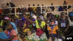 FILE - Watu waliolazimika kukimbia makazi yao huko mjini Pemba, Mozambique, April 2, 2021 wakisubiri msaada wa kibinadamu.