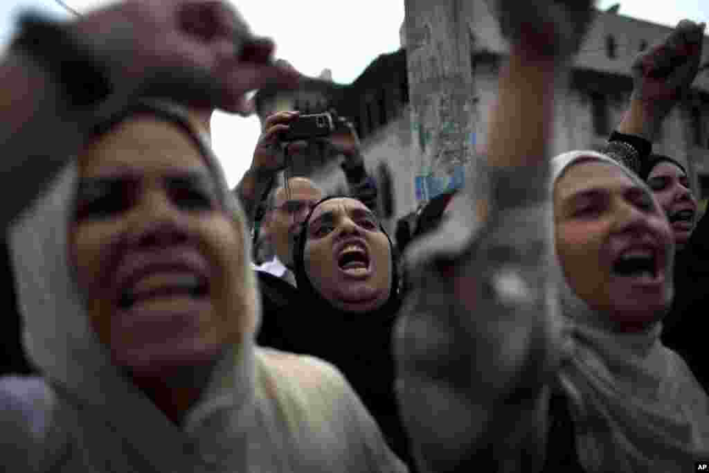 Protesters chant anti-Muslim Brotherhood slogans during a rally in front of the presidential palace, in Cairo, Egypt, December 4, 2012. 