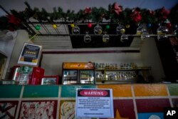 ป้ายเตือนที่ Nana Backpacker Hostel เมืองวังเวียง ประเทศลาว