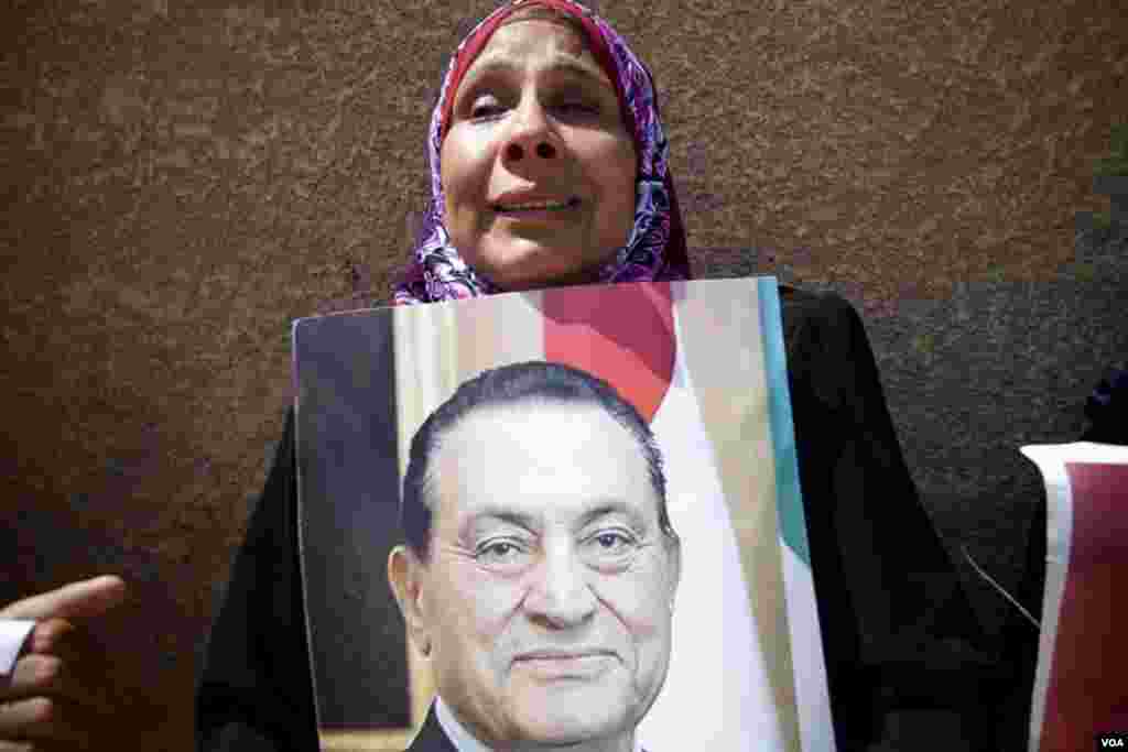 Also near the courthouse, but separated by a sea of riot police, were Mubarak supporters, June 2, 2012. (VOA/Y. Weeks)