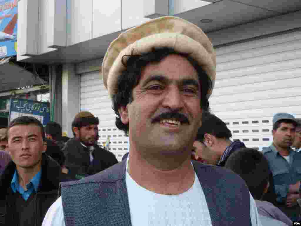 Mohammad Ashraf Kashawaz, a singer in Kabul, Afghanistan said "I like Obama, he knows he serves his country, and he not only thinks about his country, he also thinks about Afghanistan." (S. Behn/VOA)