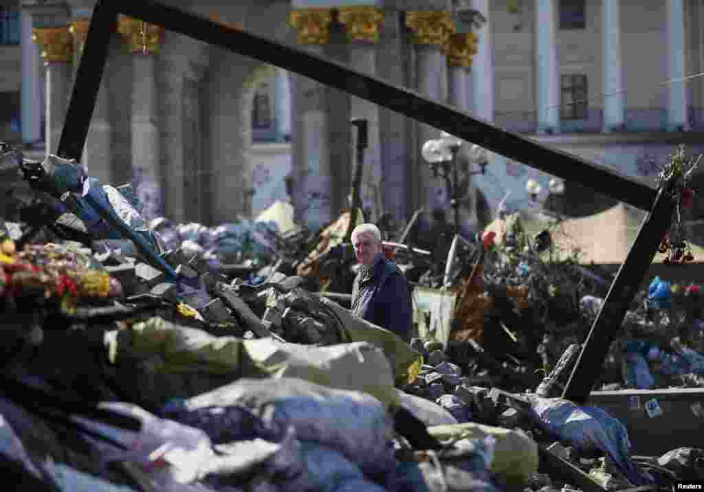Ukrainians, in accordance with Orthodox Church tradition of marking the 40th day since death, remember those who lost their lives during pro-Europe protests in Kyiv, March 30, 2014. 