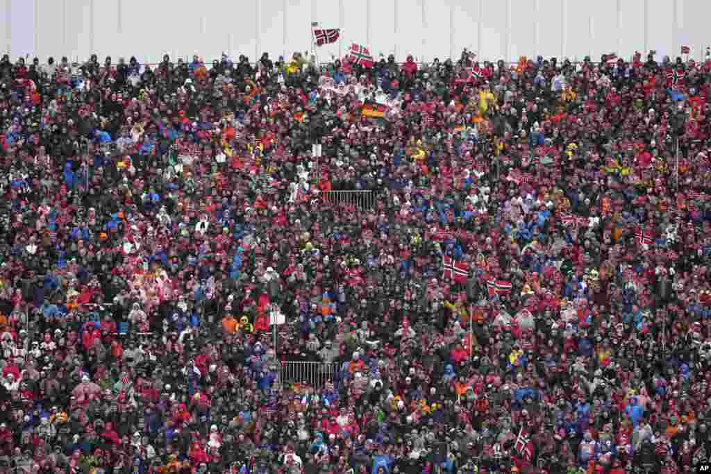 Para penggemar memadati tribun untuk menyaksikan estafet lintas alam putra 4X7,5 Km di Kejuaraan Ski Dunia Nordik di Trondheim, Norwegia. (AP) 