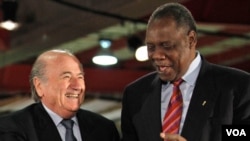 Sepp Blatter et Issa Hayatou, 2 juin 2010.