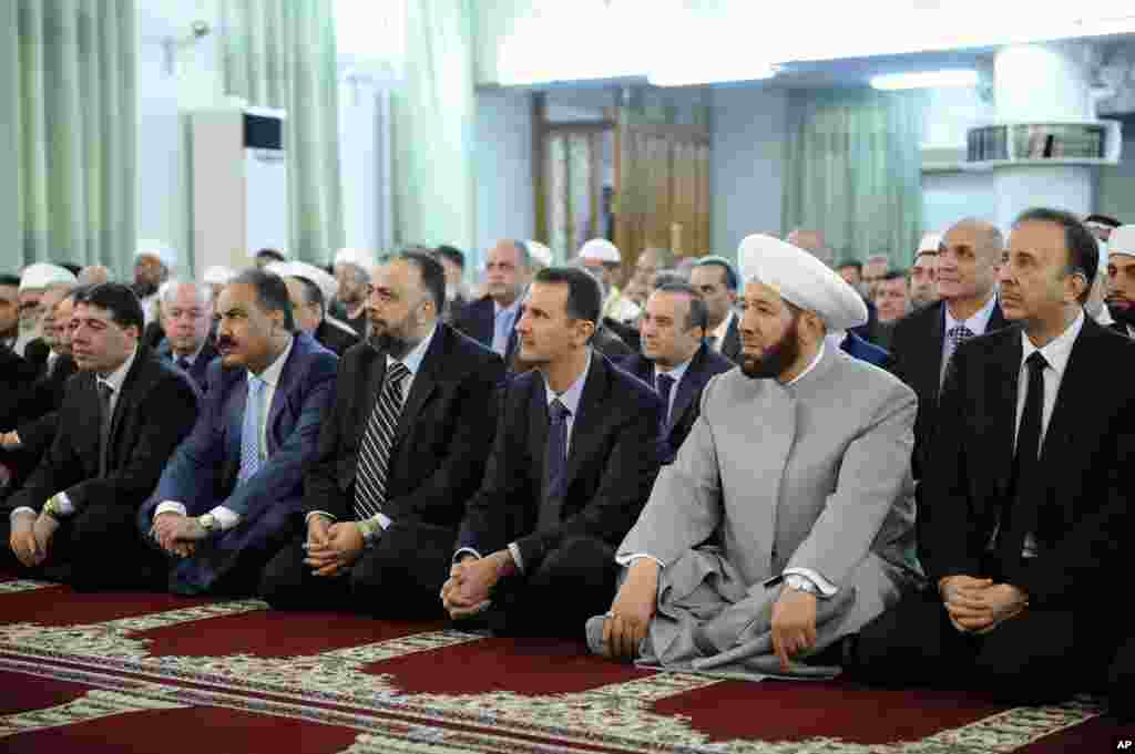 Presiden Suriah Bashar Assad melakukan sholat Idul Fitri di Masjid Anas bin Malik, Damaskus, 8 Agustus 2013.