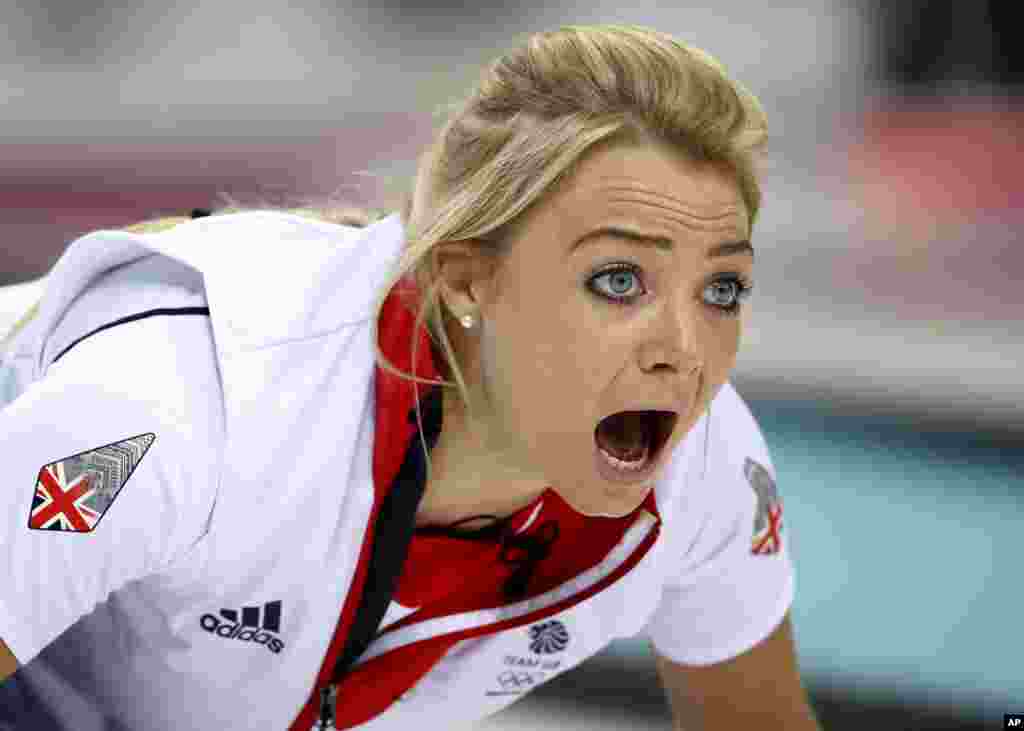 Anna Sloan dari Inggris berteriak setelah menggolkan poin pada kompetisi curling putri melawan Rusia, 17 Februari 2014.