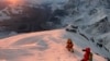 Suku Sherpa Lanjutkan Pencarian Korban Salju Longsor di Gunung Everest