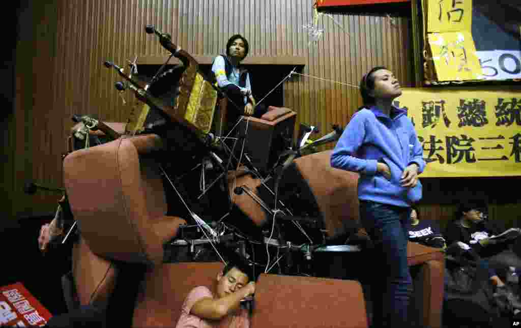 Student protesters against a China-Taiwan trade agreement barricade the entrance to the legislature in Taipei, March 19, 2014.