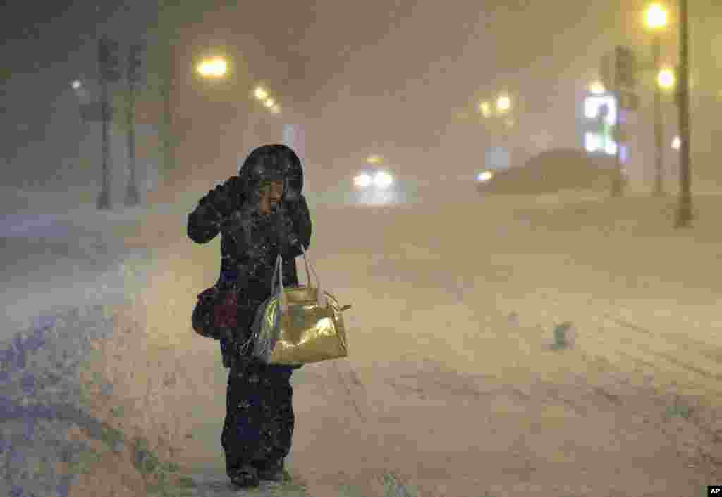 Denise Young, kepala perawat di Massachusetts General Hospital, berjalan menuju tempat kerjanya di Boston (27/1). (AP/Steven Senne)