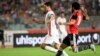 L'attaquant tunisien Youssef Msakni contre l'attaquant égyptien Mohamed Salah lors de son match de qualification pour la Coupe d'Afrique des Nations CAN 2019 à Rades, le 11 juin 2017.