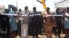 Coupure ruban par le premier ministre Komi Sélom Klassou et le président de l'Assemblée nationale Dama dramani, à Lomé, Togo, le 27 novembre 2017. (VOA/Kayi Lawson)