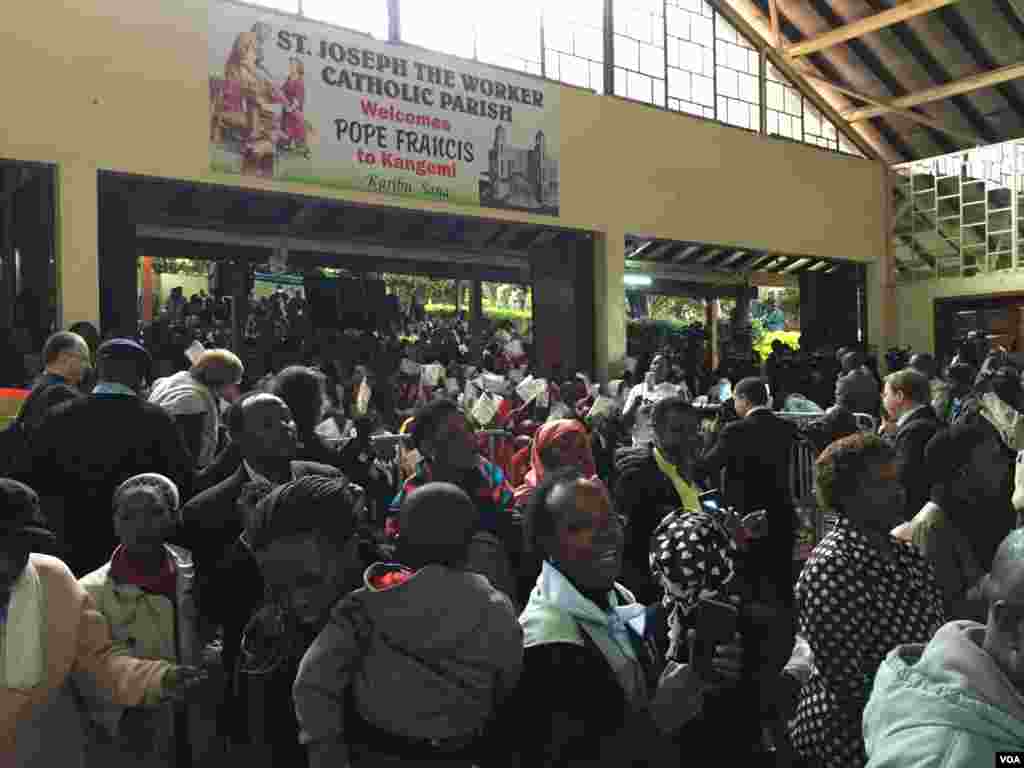People waiting for the Pope to arrive to the event in Nairobi's Kangemi slum, Nov. 27, 2015. (J. Craig/VOA)